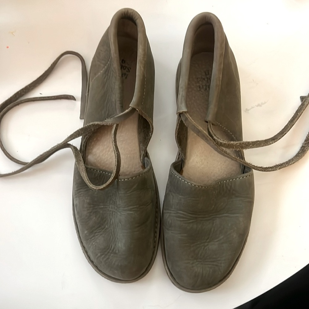 Sueded desert shoe Born-style Sz 9